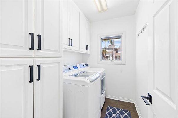 Interior, Washer, Wood Texture Flooring