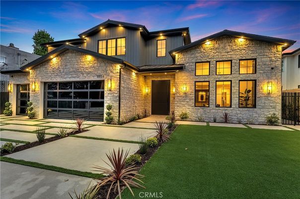 Attached, Exterior, Facade, Farmhouse