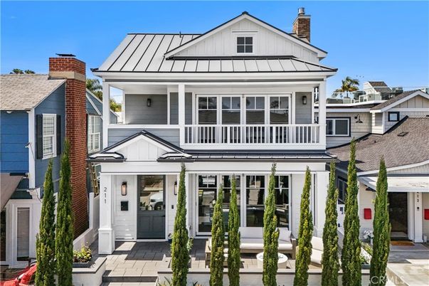 Exterior, Facade, Queen Anne Victorian