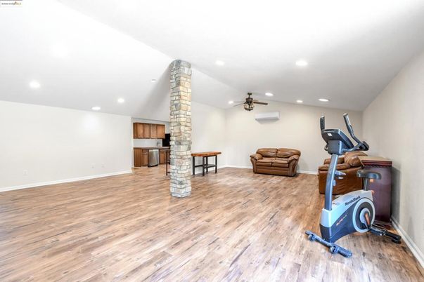 Fitness Equipment, Interior, Recessed Lighting, Wood Texture Flooring