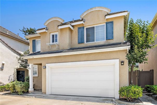 Attached, Exterior, Facade, Mediterranean