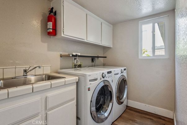 Interior, Washer, Wood Texture Flooring