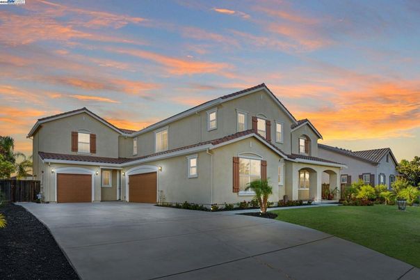 Attached, Exterior, Facade, Mediterranean