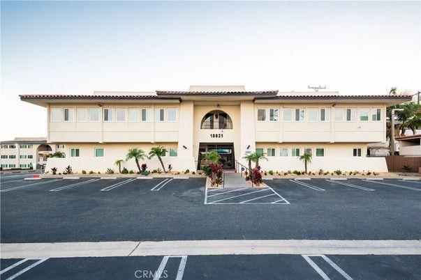 Exterior, Facade, Mediterranean