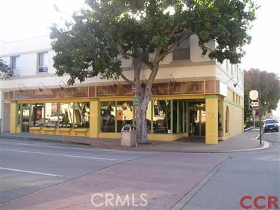 Exterior, Facade, Modern