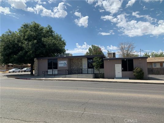 Exterior, Facade, Ranch