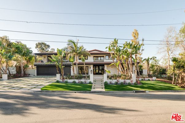 Attached, Exterior, Facade, Mediterranean