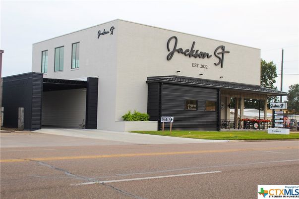 Exterior, Facade, Modern