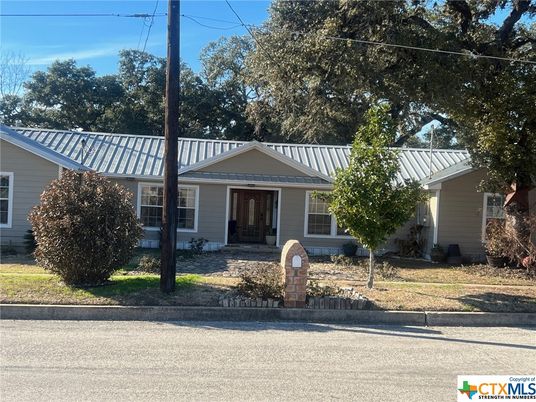 Exterior, Facade, Ranch