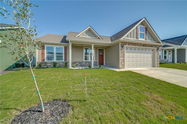 Attached, Exterior, Facade, Ranch