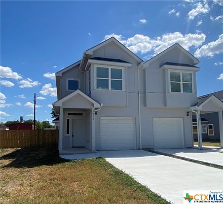 Attached, Exterior, Facade, American Craftsman