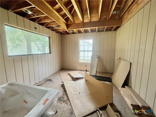 Empty room, Interior, Wooden Beams, Wooden Ceilings