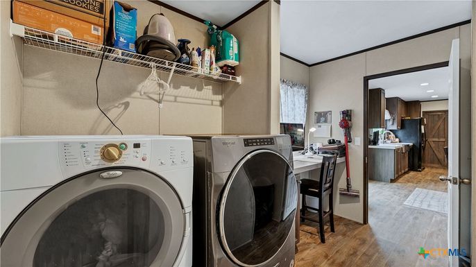 Interior, Recessed Lighting, Washer, Wood Texture Flooring