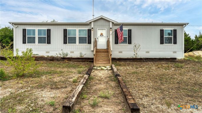 Exterior, Facade, Raised Ranch