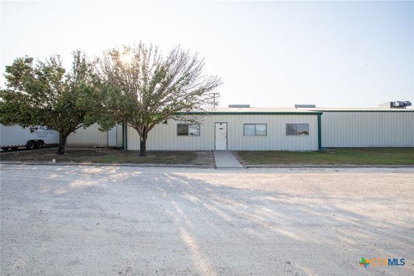 Exterior, Facade, Ranch