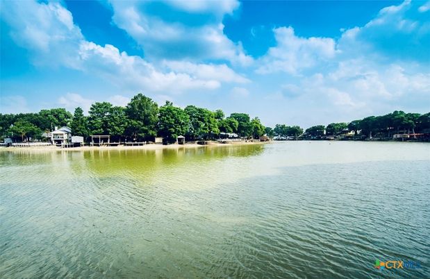 Exterior, Lake