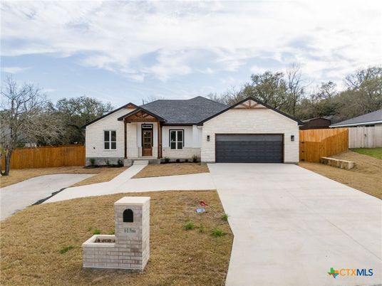 Attached, Exterior, Facade, Ranch