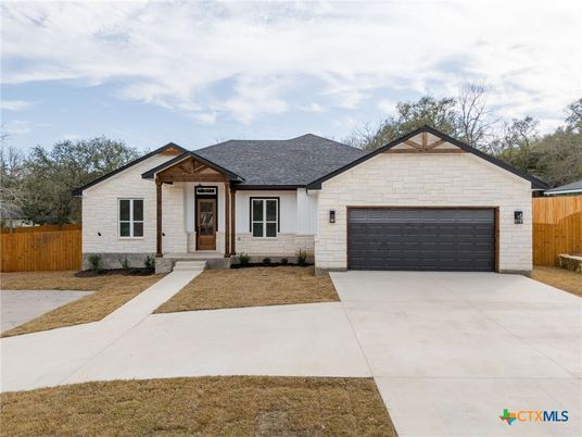 Attached, Exterior, Facade, Ranch