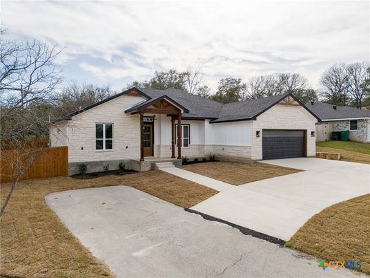 Attached, Exterior, Facade, Ranch