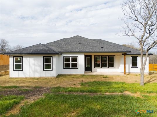 Backyard, Exterior, Facade, Ranch