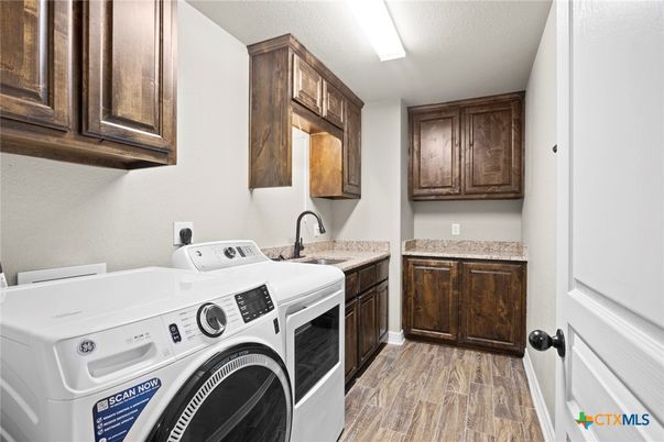 Interior, Washer, Wood Texture Flooring