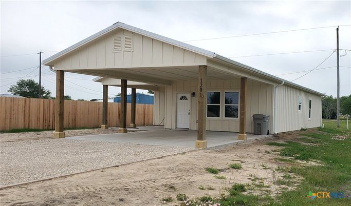 Exterior, Facade, None