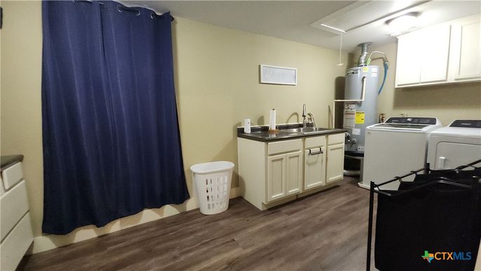 Interior, Washer, Wood Texture Flooring