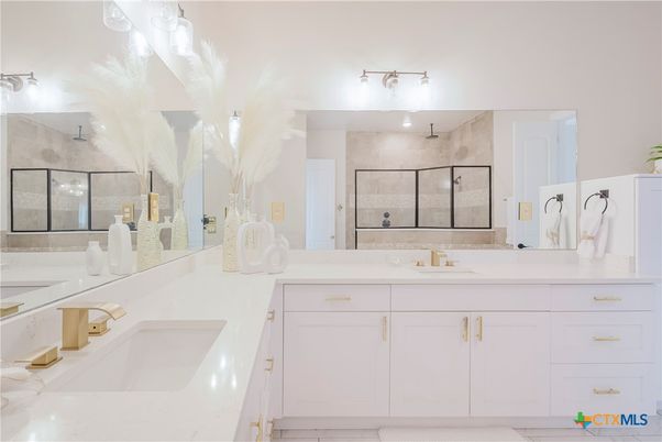 Bathroom, Dual Sink Vanities, Interior