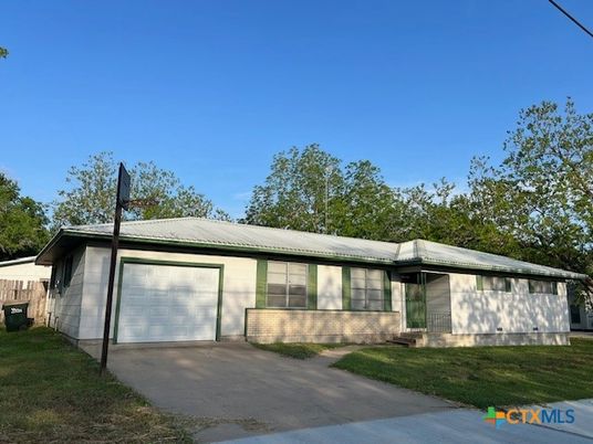 Attached, Exterior, Facade, Ranch