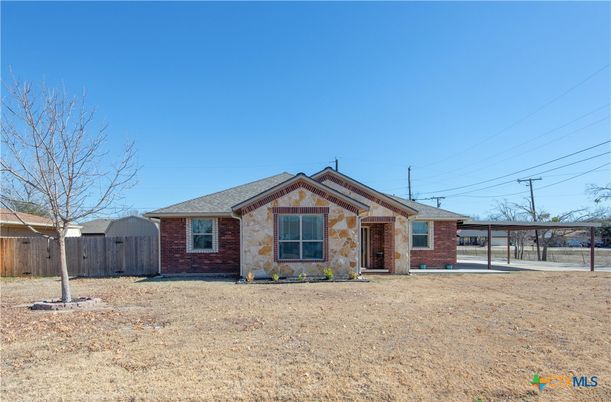 Backyard, Exterior, Facade, Brick Facade, Ranch