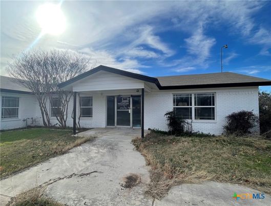 Exterior, Facade, Brick Facade, Ranch