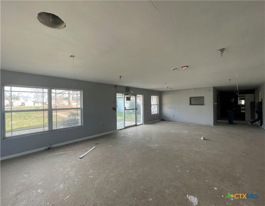 Empty room, Interior