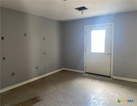 Empty room, Interior