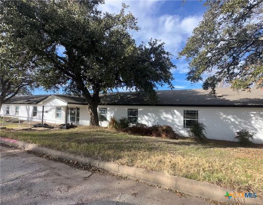 Exterior, Facade, Ranch