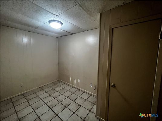 Empty room, Interior