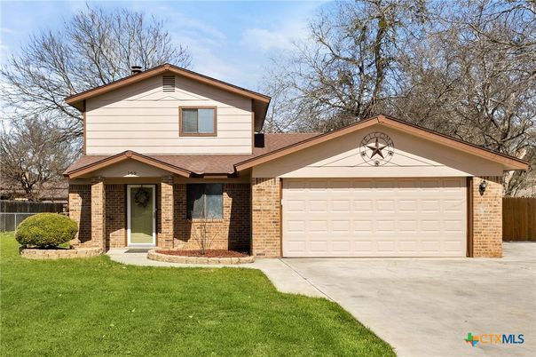 Attached, Exterior, Facade, Brick Facade, Split Level