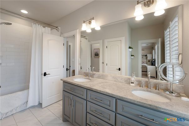 Bathroom, Dual Sink Vanities, Interior, Recessed Lighting