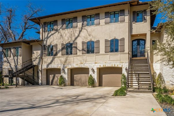 Attached, Exterior, Facade, Rowhouse