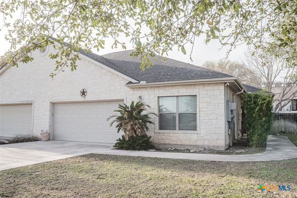 Attached, Exterior, Facade, Ranch
