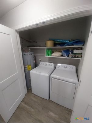 Interior, Utility Closets, Washer, Wood Texture Flooring