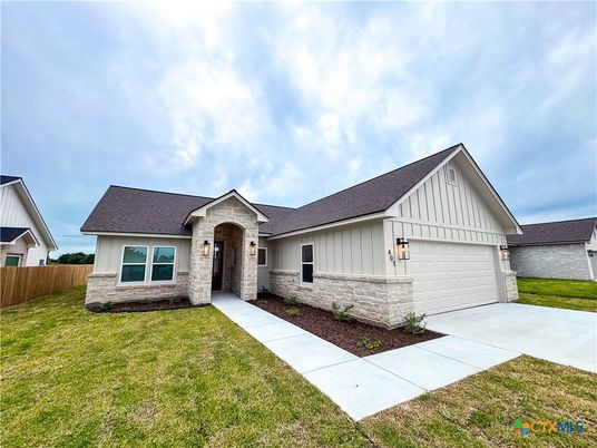Attached, Exterior, Facade, Farmhouse