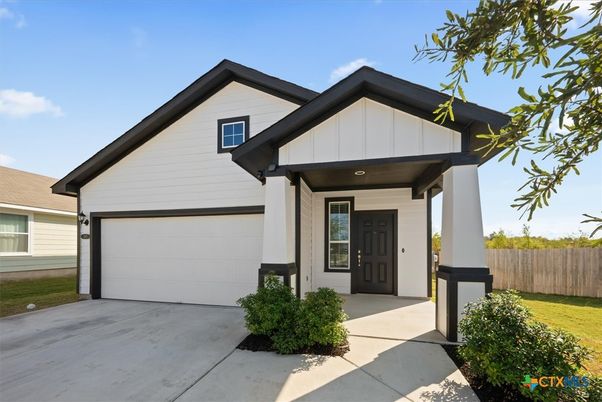 Attached, Exterior, Facade, American Craftsman