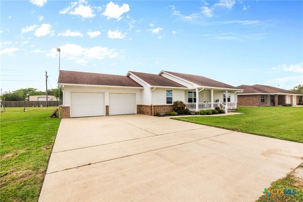 Attached, Backyard, Exterior, Facade, Brick Facade, Ranch