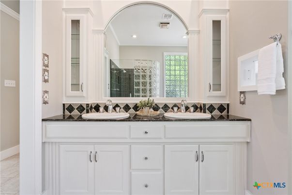 Bathroom, Dual Sink Vanities, Interior, Recessed Lighting