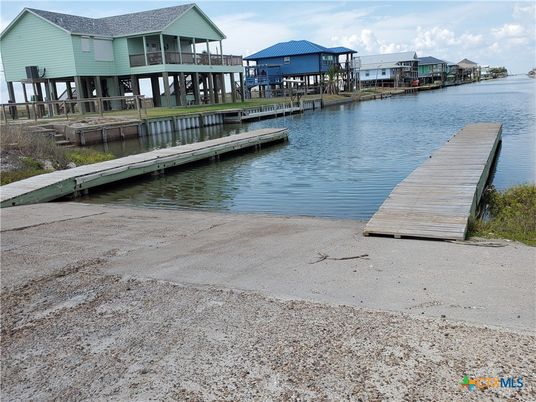 Exterior, Lake