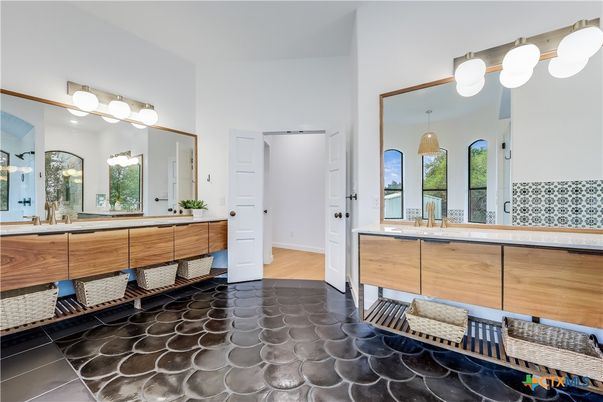 Bathroom, Dual Sink Vanities, Interior, Pendant Lights