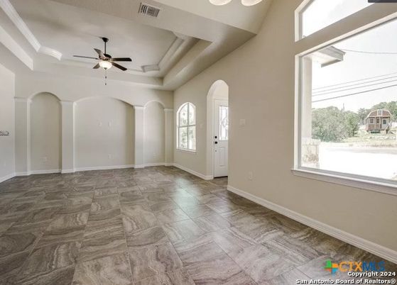 Empty room, Interior