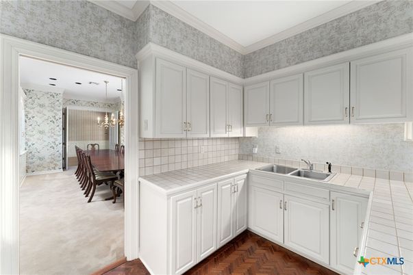 Chandelier, Dining room, Interior, Kitchen, Tile Countertops, Wood Texture Flooring