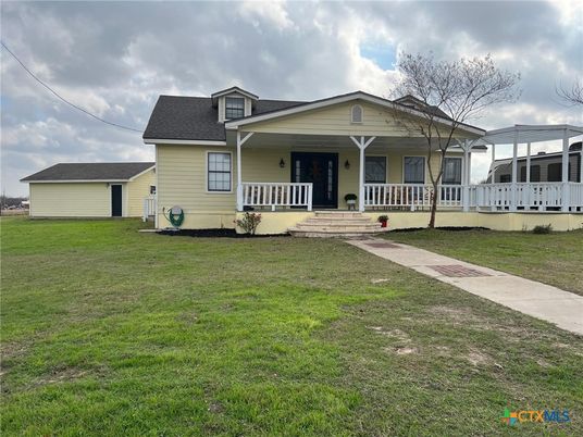 Backyard, Exterior, Facade, Ranch