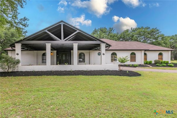 Backyard, Exterior, Facade, Ranch
